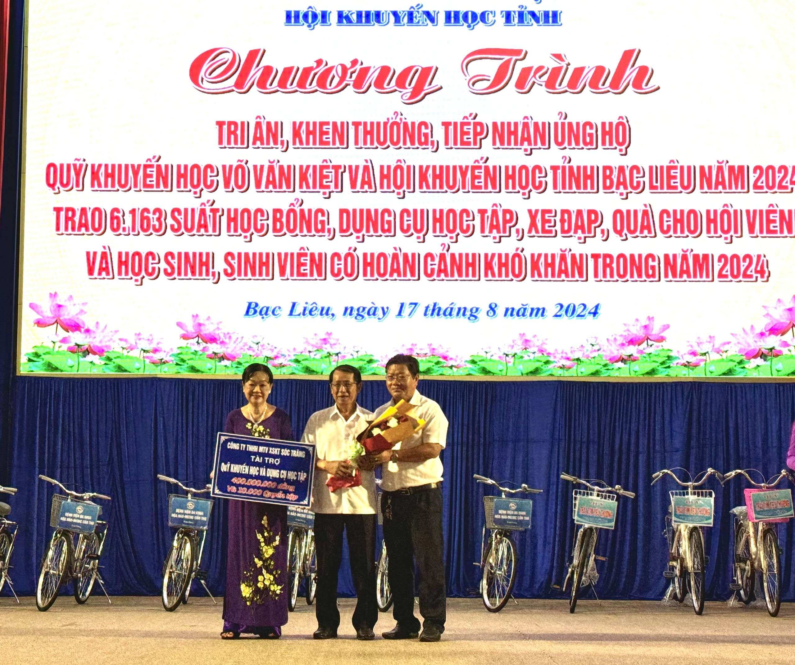 Công ty Xổ số kiến thiết sóc trăng trao học bổng và tập cho học sinh, sinh viên có hoàn cảnh khó khăn năm 2024