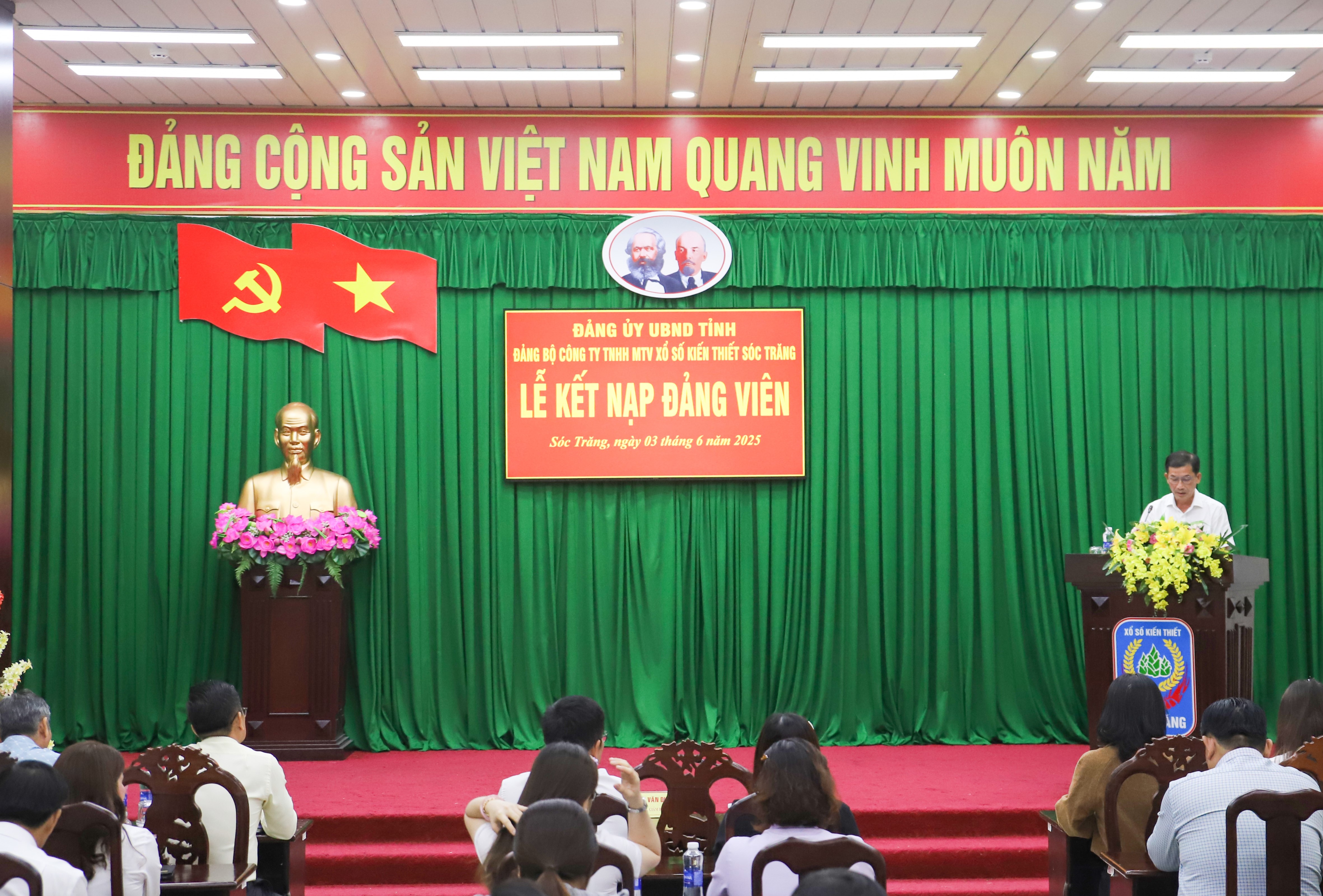 LỄ KẾT NẠP ĐẢNG VIÊN MỚI TẠI ĐẢNG BỘ CÔNG TY TNHH MTV XỔ SỐ KIẾN THIẾT SÓC TRĂNG